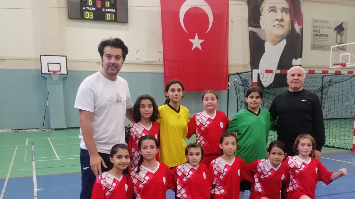 Küçük Kızlar Futsal Takımımız Şampiyonada Son 6 takım arasında.