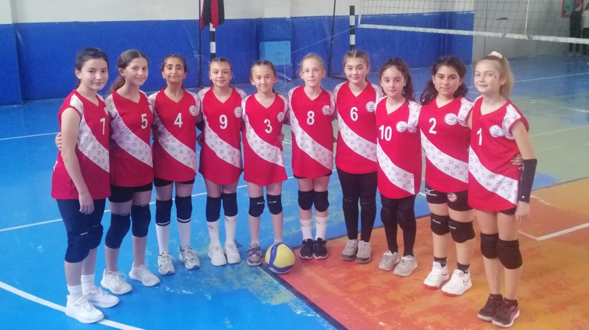 Küçük Kızlar Takımımız Osmangazi ilçe maçlarına galibiyetle başladı.
