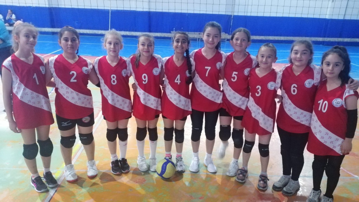 Küçük Kızlar Voleybol Takımımız ATATÜRK ORTAOKULU'nu 2-0 yenerek grubunda lider oldu.